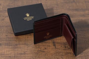 エッティンガー“ブラック×ボルドー”レザーの二つ折り財布＆長財布、銀座店限定で