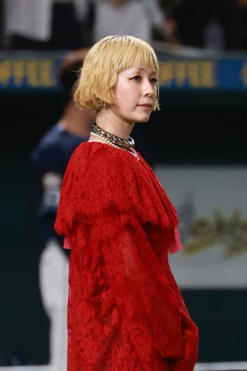 木村カエラ、Tシャツ姿で“ずぶ濡れ”海水浴…長期撮影中の「瑛太くんに会いに」訪れた韓国で束の間の一家団らん