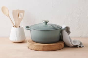 ル・クルーゼの鍋シリーズ、はちみつ色「ネクター」&海塩ブルー「シーソルト」が仲間入り