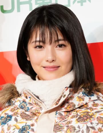 「見えてますよ…」浜辺美波のチラ見えショットにSNSくぎ付け「貴重すぎる」「もうたまりません」