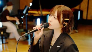 愛美 1st HALF ALBUM『A/CODE』収録曲「CROWNED」のスペシャルスタジオライブ映像公開