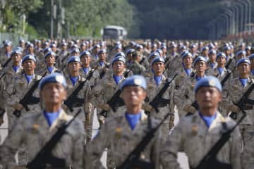 中国、軍事パレードに新型兵器　兵士の訓練公開