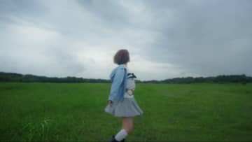 ユキノ、自身出演の新曲「惑星人間」MV公開　朝と夜の対比や惑星の自転を想起させる映像に