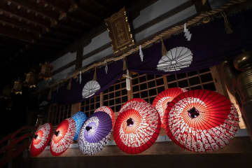 幻想的な和傘ライトアップ！東大阪・枚岡神社で「夏灯しの夢まつり」開催