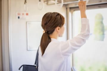 「痛いじゃないか！」電車内で日傘が当たり激怒の男性→女性の“丁寧すぎる謝罪”で予想外の結末に