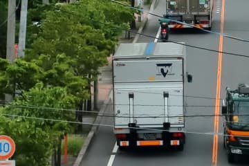 ロングトラックが “狭い路地” を左折も『内輪差で民家の屋根に衝突』”そのまま走り去り” ネットでコメント殺到「一回止まってるしトラックは明らかに当たってるのわかってるだろ！」「会社名とかないトラックってこんなもんだよね。暴走だってよくしてるし」