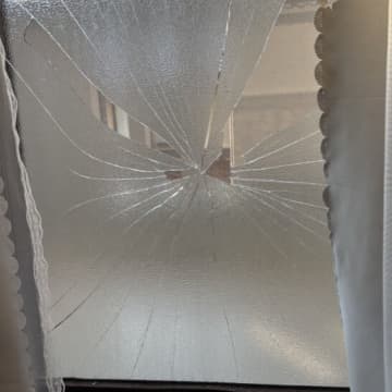 【画像】これが現実…？寝ぼけ眼で逆立ちした結果、窓ガラスを破壊。あまりに斬新すぎる朝の迎え方がヤバいと話題
