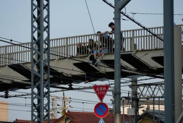 「やめてくれ...」鉄道敷地内に若い女性が座り込み　東武東上線がラッシュ時に1時間半ストップ、大混乱に