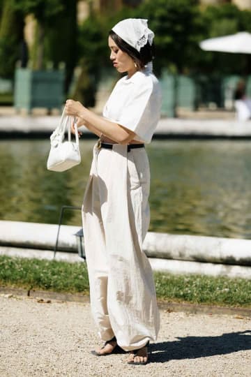 「スカーフアレンジ」で華やぎを足しながら、マンネリを解消！【ストリートスナップ】