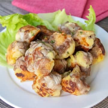 【豚こまとじゃがいもで絶品おかず】「子供がバクバク食べた」「定番になりそう！」とろけるチーズがたまらん♡豚こまとじゃがいものミートボールレシピ