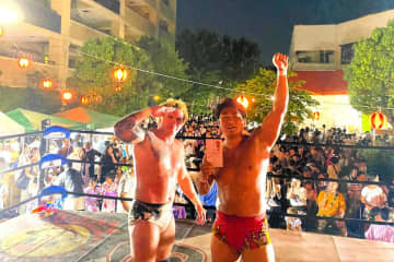 【大日本】青木優也、袈裟斬りチョップ一閃！ 真夏の『えだきん商店街プロレス』でメインを締める！ 炎天下の激闘にファン熱狂！