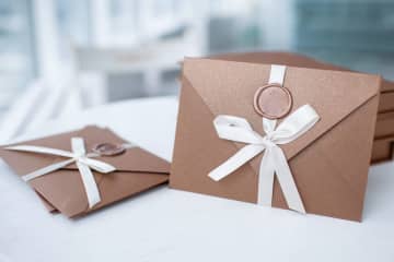 父から「毎月10万円分の商品券」が送られます。”贈与税がかからないように”とのことですが、現金でなければ課税されないのでしょうか？