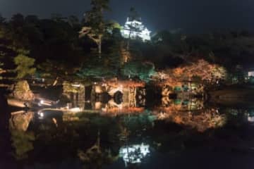 紅葉のシーズンに幻想的な世界を！【錦秋の玄宮園ライトアップ】期間中は「謎解きイベント」も開催！