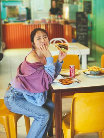 磯山さやか、笑顔はじけるキュートなビキニ姿に　デビュー25周年写真集の先行カット「FRIDAY」で公開