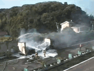 【東名】袋井市内でトラック火災 9時間ぶり通行止め解除（22日00:55現在）