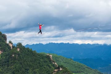 断崖絶壁でスラックライン選手権　中国・湖南省張家界市
