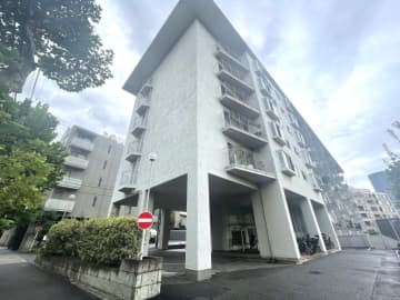 高輪ホームズ 6階｜「泉岳寺」駅徒歩7分。145㎡超、都心の大型住戸。33帖LDKの寛ぎ、南西向きの採光あり。専用トランクルーム・駐車場付き付加価値