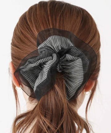 トレンド続いてる！【3COINS】の「チェック柄シュシュ」が大人可愛い