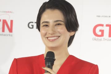 「入れてんのかと思った」36歳女性キャスター　“タトゥーに見えた”衣装にザワザワ…根強い拒否反応