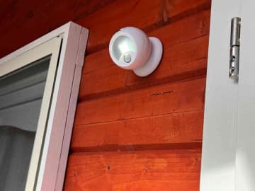 ダイソー「ボール型センサーライト」が大人気！取り付け簡単で角度調整も可能だから便利に使える！