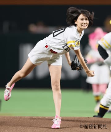 ショートパンツ美脚が躍動！新谷あやか、夢の始球式で魅せた豪快ノーバウンド