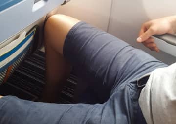 飛行機で隣の乗客の“座り方”に疑問の声→太ももがぴったりと密着し…写真に物議