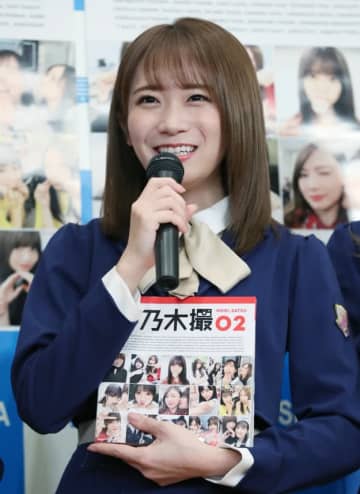 秋元真夏、32歳の誕生日を報告→最新ショットにSNSクギ付け「あっ…まなったんの頭から…」「ピクミン！？」