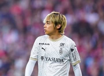 「かっこよすぎて声出た」「息止まった」伊東純也のヘンク公式ウェア姿にファン歓喜！「移動着、おしゃれ」