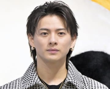 Number_i・平野紫耀、豪快ヘアスタイルでMVオフショット公開⇨「髪すごい」「ファンキーなのにかっこいい」と反響
