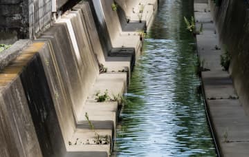 36歳男性が “高温の温泉” の源泉が流れる水路に『転落』救急搬送されネットでコメント殺到「フェンスを乗り越えたってことは、酩酊状態だったってこと？」「これは注意喚起云々というより、自己責任なのでは。。」