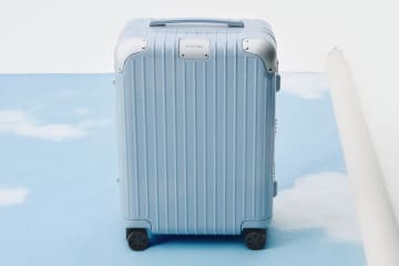 リモワ“スカイブルー”のスーツケース「ハイブリッド」夜明けの空着想、機内持ち込みなど3サイズ