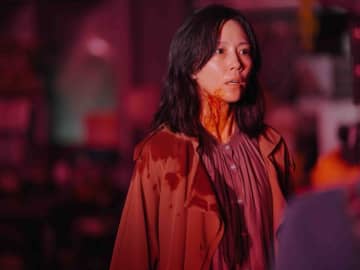 木村佳乃の怪演に眞栄田郷敦「狂気的でした」　『カラダ探し』最新作、“謎のおんな”の場面写真＆メイキングカット解禁