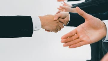 採用トレンドは「先手必勝の電撃戦」へ…熱量とスピードで若手人材を奪取、中小企業が大手に勝てる理由【エグゼクティブ転職のプロが解説】