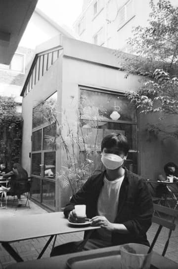 妊娠した妻を一人残して…残業を終え帰宅する途中に突然この世を去った韓国の人気バラエティPD、1周忌