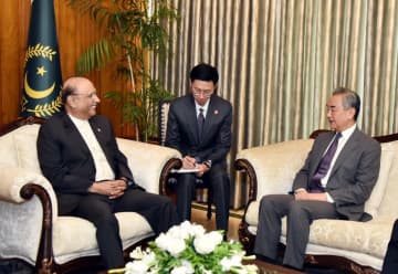 パキスタン大統領、王毅氏と会見