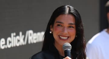 友人の結婚式で透ける白いドレスを着たことで物議。英歌手が選んだ理由を明かす