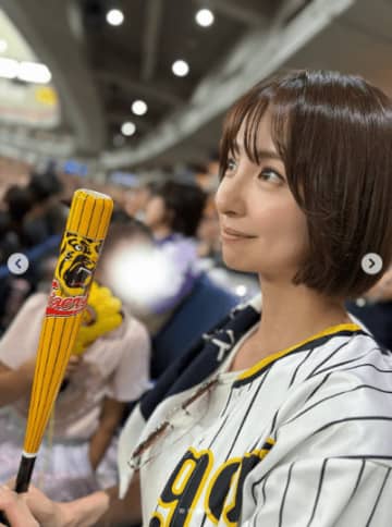 篠田麻里子、美しすぎる“虎ユニ×タンクトップ姿”に反響「勝利の女神」「タイガースだなんて初耳」