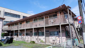 幸せです…家賃5万円・築40年“ボロボロの1Kアパート”に住む69歳・無職男性が「3,000万円超えの真っ赤なフェラーリ」に乗れるワケ【CFPの助言】
