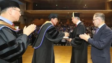 鳩山由紀夫元首相、韓国大学から名誉博士号を授与　「日本の生きた良心」と現地メディア紹介