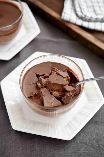 たった2つの材料で完成！ゼラチンなしで作れる「パリパリチョコムース」