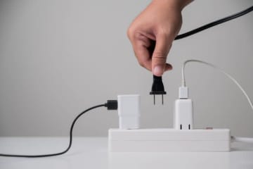 「縦も横も間も、差せる」サンワサプライの“革命電源タップ”が話題に⇒「天才！ 欲しい」「痒いところに手が届く」