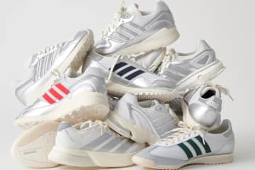 Kith×アディダス ランニングのスニーカー、クリーンアッパーに鮮やかレッドのライン入りなど全6種