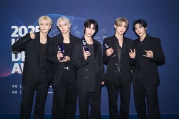 TXT、授賞式『K-WORLD DREAM AWARDS』で“3冠”達成！グローバルスターの風格を見せつける