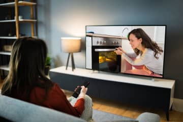 高齢の母が一日中「テレビ」を“つけっぱなし”にしています。これを消すだけで電気代はどのくらい“節約”できるのでしょうか？