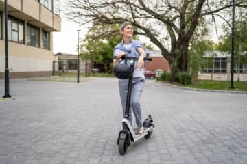 「LUUP」vs「タクシー」終電を逃した場合、安いのはどっち？ 片道5kmの場合で“深夜の帰宅費用”を比較！ LUUPは安くてもリスクがある？