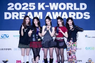ILLIT、音楽授賞式「K-WORLD DREAM AWARDS」で“2冠”達成！GLLITへ感謝を伝える