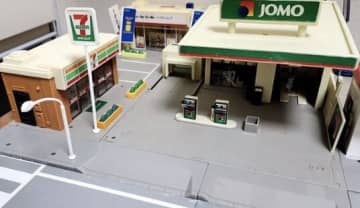 これは田舎あるある？「ガソスタ＋コンビニ」という田舎の最強風景！ジオラマで完全再現した懐かしい風景がエモかった！