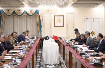 パキスタン首相、王毅氏と会見　