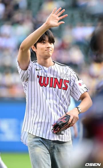 【PHOTO】キム・ジェウォン、始球式に登場…爽やかなユニフォーム姿