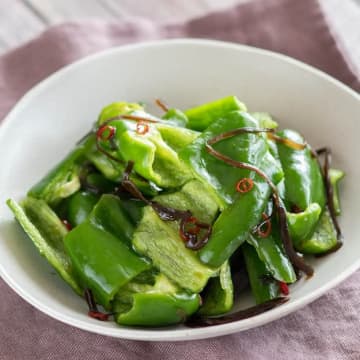 【ピーマンは炒めるよりこうやって食べるとウマいよ】「意外と箸止まらなくてビビった」ご飯が進む簡単副菜レシピ3選